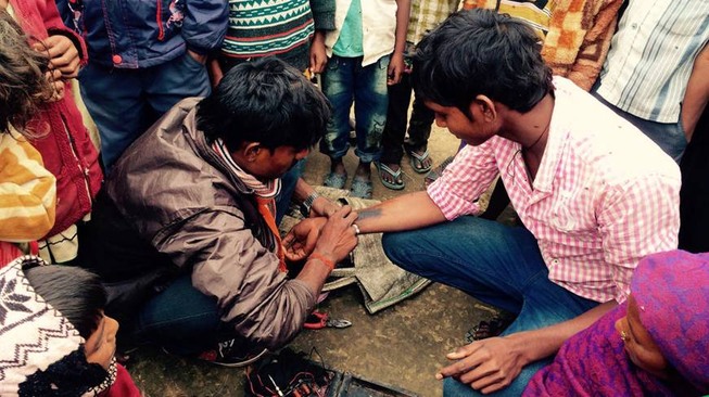 EMOZIONI
E SOFFERENZE PSICOLOGICHE DEGLI SPOSI BAMBINI IN NEPAL 4 nep - EMOZIONI
E SOFFERENZE PSICOLOGICHE DEGLI SPOSI BAMBINI IN NEPAL