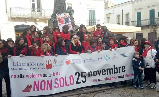 mum - LA  VOCE DELLE DONNE SI MOLTIPLICA IN UNA MARCIA