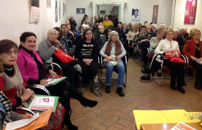 ROMA 
 - ALLA CASA INTERNAZIONALE DELLE DONNE LA SALA SIMONETTA TOSI 
 STRAPIENA PER IL PREMIO DEL 
 PAESE DELLE DONNE & DONNE E POESIA 4 ppd - ROMA 
 - ALLA CASA INTERNAZIONALE DELLE DONNE LA SALA SIMONETTA TOSI 
 STRAPIENA PER IL PREMIO DEL 
 PAESE DELLE DONNE & DONNE E POESIA