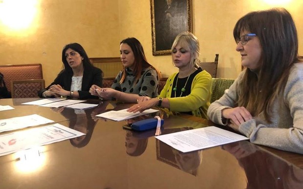 ANAOO.
DONNE A SOSTEGNO DELLE VITTIME DI VIOLENZA:
AL CENTRO ANTIVIOLENZA "LA FENICE" SARA' ISTITUITO
UN NUMERO VERDE 4 vz1902 - ANAOO.
DONNE A SOSTEGNO DELLE VITTIME DI VIOLENZA:
AL CENTRO ANTIVIOLENZA "LA FENICE" SARA' ISTITUITO
UN NUMERO VERDE